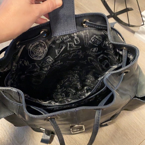 Vélez Leather Backpack - Picture 5 of 10